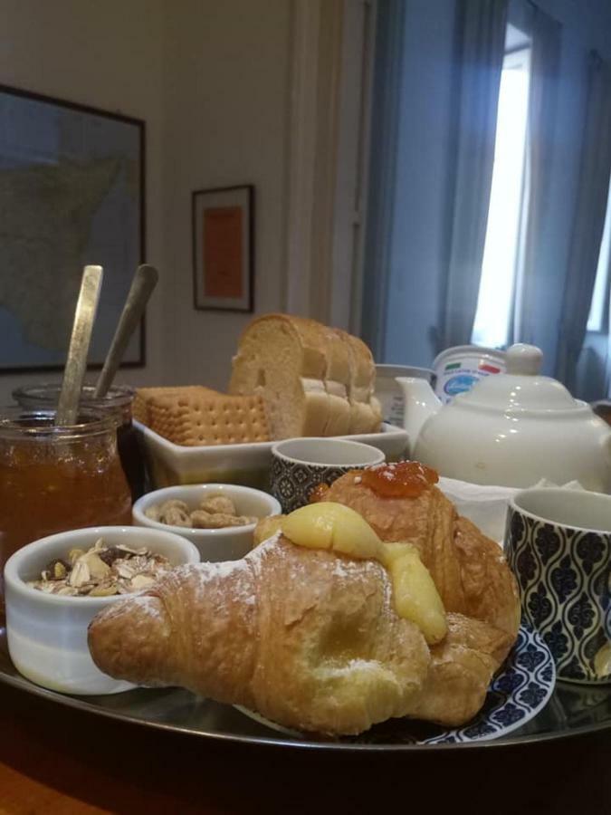 ホテル Palazzo Savona パレルモ エクステリア 写真